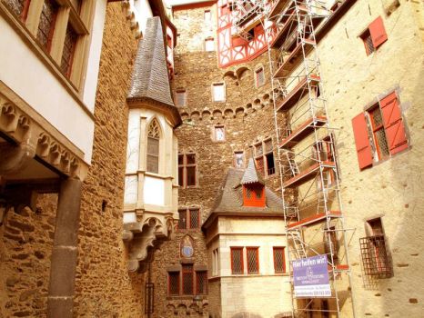 Solve Eltz Castle Windows Jigsaw Puzzle Online With Pieces