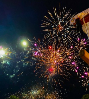 Solve Ohňostroj Fireworks jigsaw puzzle online with 9 pieces