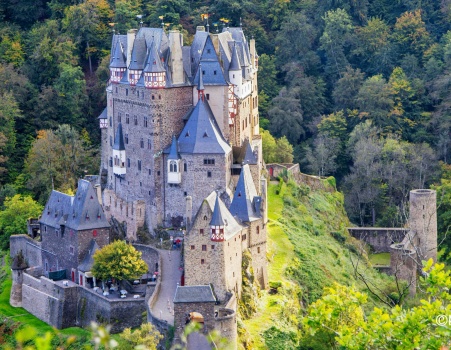 Solve Eltz Castle jigsaw puzzle online with 108 pieces