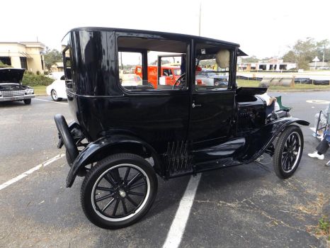 Solve 1924 Model T Ford jigsaw puzzle online with 192 pieces