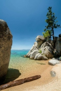 Praias da Floresta Nacional no lago Tahoe, Serra Nevada dos Estados Unidos