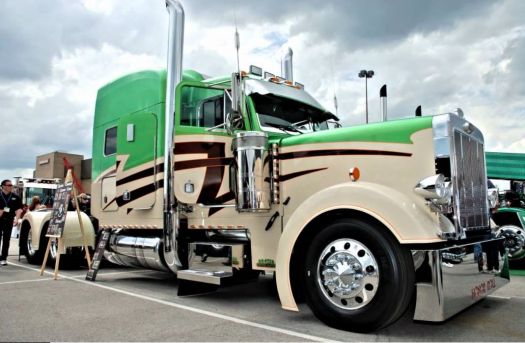 Solve Green on Cream Peterbilt_01 jigsaw puzzle online with 187 pieces