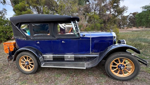 Solve 1925 Blue Rugby touring car jigsaw puzzle online with 91 pieces