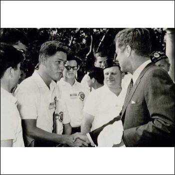 A-teenage-Bill-Clinton-meets-with-John-F.-Kennedy