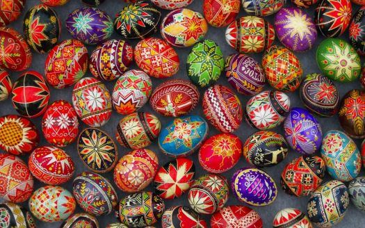 Solve Ukrainian Easter eggs jigsaw puzzle online with 187 pieces