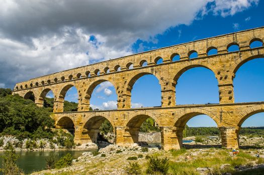 Solve Pont du Gard jigsaw puzzle online with 126 pieces