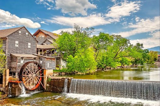 Solve Lovely Old Grist Mill jigsaw puzzle online with 77 pieces