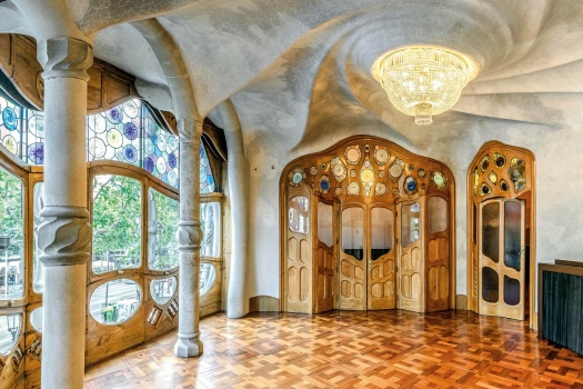 Solve Casa Milà by Antoni Gaudí, Spain jigsaw puzzle online with 600 pieces