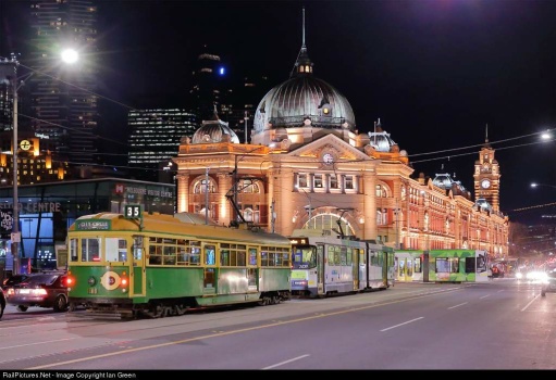 Solve Flinders Street Railway Station all aglow! jigsaw puzzle online with 70 pieces