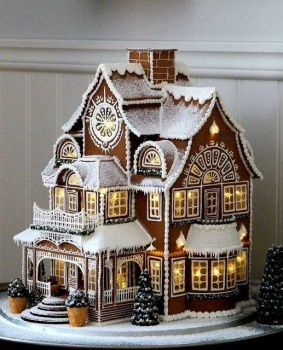 Solve Mansion Cake from cake lovers FB jigsaw puzzle online with 63 pieces