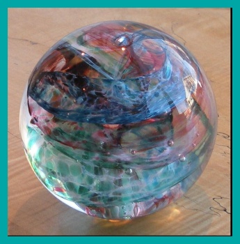 Solve Hand-blown glass paperweight jigsaw puzzle online with 9 pieces