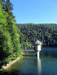 Lac du Ballon, au loin, le grand Ballon
