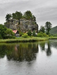 Skalní hrad Sloup od Hradního rybníka