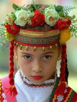 Solve Bulgarian traditional costume jigsaw puzzle online with 221 pieces