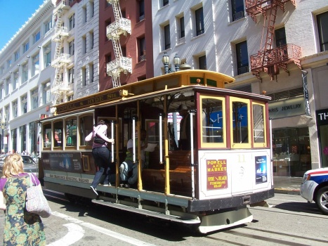 Solve San Francisco Trolley jigsaw puzzle online with 99 pieces