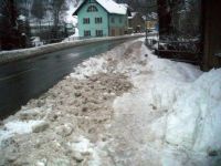 Spadlý sníh ze střechy 2009