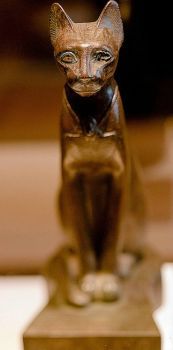 Goddess cat Bastet - Egyptian figurine - Musée du Louvre.