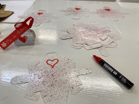 Solve 4918 Mother’s Day presents jigsaw puzzle online with 12 pieces