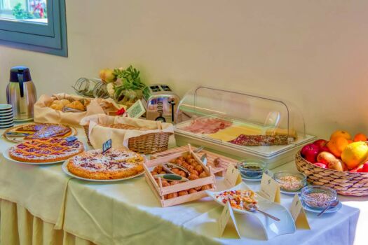 Pizza, walnuts, cheese, bread baskets, dessert pie, and fruit included in hotel buffet