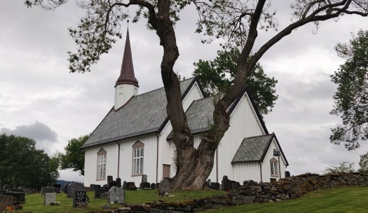 Solve Leksvik kirke jigsaw puzzle online with 84 pieces