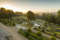 1920px-The_Parterre_at_sunrise,_Waddesdon_Manor