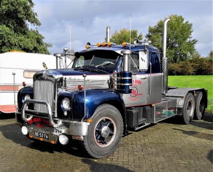 Old Mack with integrated sleeper_02