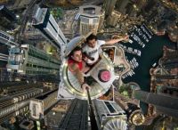 Dubai-Skyscraper-Rooftopping-Selfie