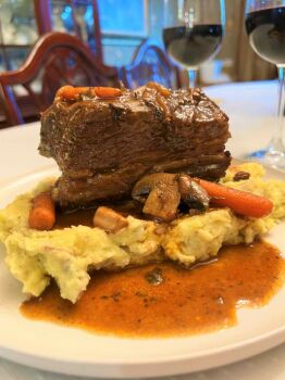 Braised short rib with mashed potatoes and red wine