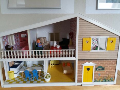 Caroline's home dolls house online