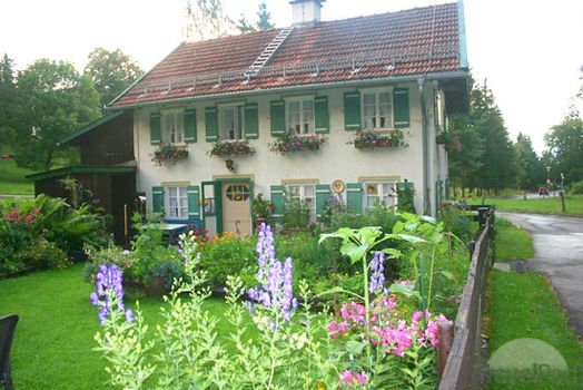 Bad Kohlgrub pretty house and garden