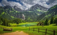 Švýcarské Alpy v létě.