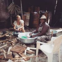 Perrine and Monique doing laundry