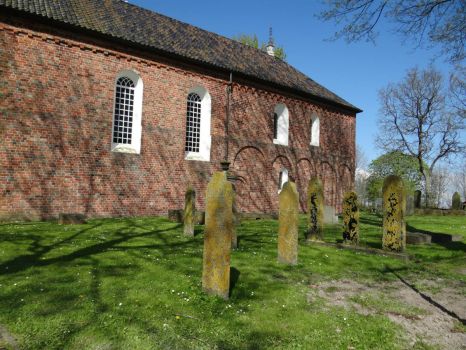 kerk van Wirdum met oude grafstenen