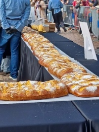 Benefit for Chef Andres' World Center Kitchen. . . today in Plaza Mayor in Madrid.  Whole families and groups of friends have been standing in several lines in order to fully participate, this time with their purchase. 