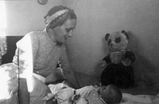 Oude Foto 1953  Moeder en kind (bewerkt)