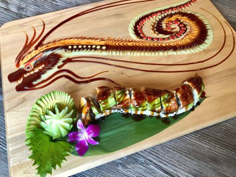 すし Japanese Spicy Tuna Dragon SuShi Roll w/ Edible Art
