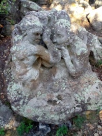 sculpture dans la forêt