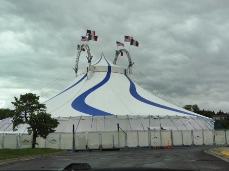 Solve Cirque Italia tent in Duluth, MN jigsaw puzzle online with 20 pieces