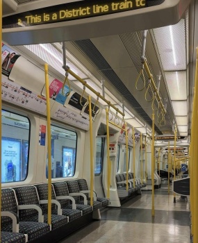 Solve District Line train jigsaw puzzle online with 80 pieces