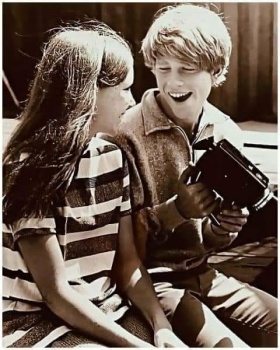 Solve Ron Howard and his future wife Cheryl, 1970 jigsaw puzzle online