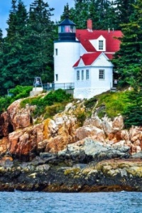 Bass Harbor Head Light é um farol localizado no Parque Nacional Acadia, na parte sudoeste de Mount Desert Island, Maine