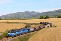 753.616-2 + 753.772-3 s loženými vozy pískem nedaleko Železnice