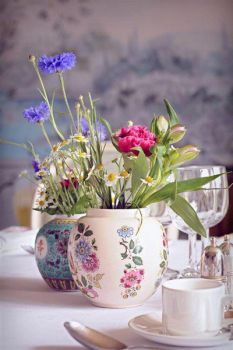 FLOWERS AND TEA SET