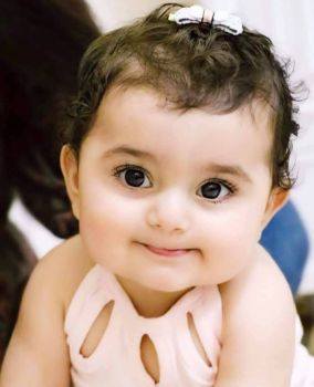 Solve Pakistani baby girl jigsaw puzzle online with 208 pieces