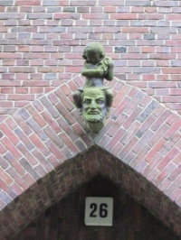 576px-Skulptur_über_dem_Eingang_Reyesweg_26_des_Heinrich-Groß-Hofes_in_Hamburg-Barmbek-Süd