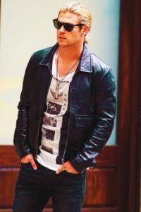 Dudes looking cool 2: Chris Hemsworth