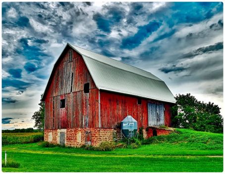 Solve Beautiful Old Red Barn jigsaw puzzle online with 300 pieces