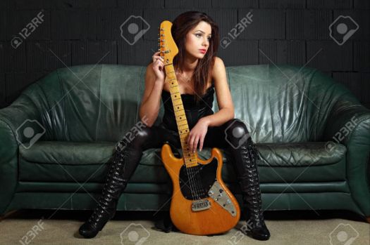 -guitarrista-sexy-mujer-con-botas-de-cuero