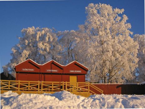 Little red huts at Storsjön, Sweden, photo by Roine Johansson