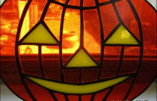 Solve Stained Glass Jack-o'-Lantern jigsaw puzzle online with 216 pieces